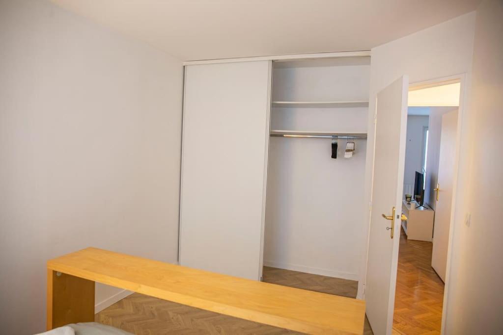 Grand 2 Pieces Balcon Parking Porte Paris Aubervilliers Exterior photo