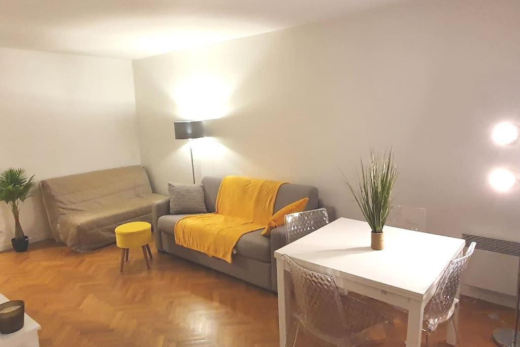 Grand 2 Pieces Balcon Parking Porte Paris Aubervilliers Exterior photo